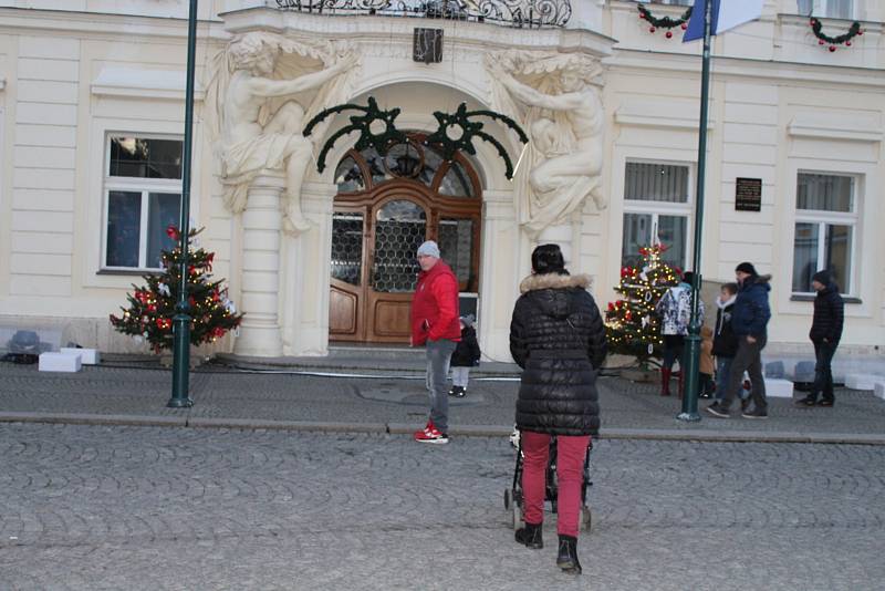 Na Husově náměstí v Berouně a v kostele se včera sešli obyvatelé města, aby společně přívítali advent.