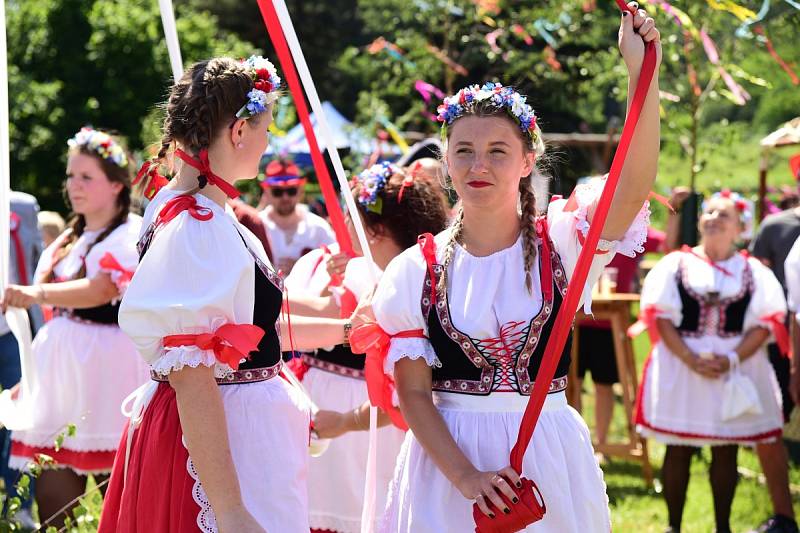 Staročeské suché máje v králodvorských Popovicích.