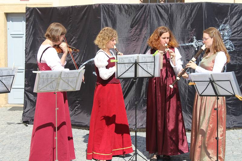 Na nádvoří zámku v Nižboru se konal třetí ročník šermířského setkání. Dobrou zábavu nezkazilo ani velké horko.