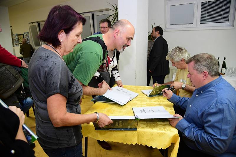 Ze křtu knihy 'Tajemství řeky Klabavy' v knihovně ve Strašicích.