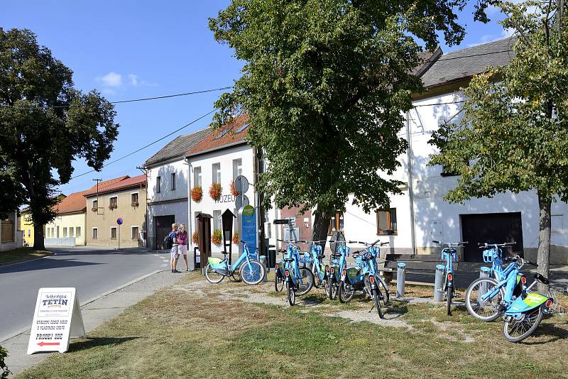 Tetínská stanice elektrokol se nachází u muzea.