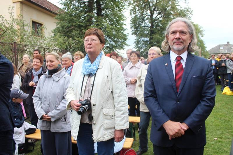 Desítky Ludmil z Česka, ale i Slovenska a stovky dalších lidí přijely v sobotu na Svatoludmilskou pouť, která se už tradičně konala v obci Tetín.