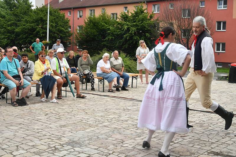 Odpoledne u Hvězdy s dechovou a cimbálovou muzikou, Beroun.