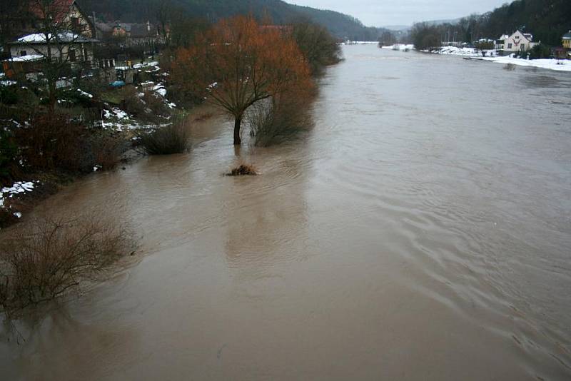 Berounka v pátek 14. ledna dopoledne. A řeka stále stoupá.