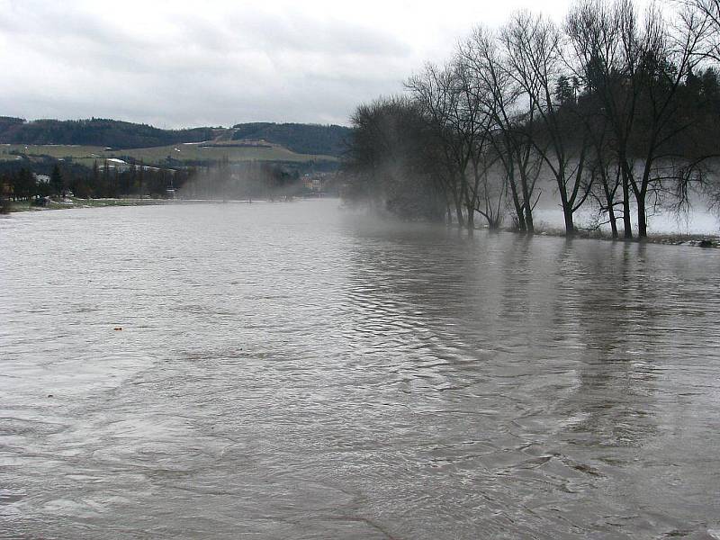 Berounka v pátek 14. ledna dopoledne. A řeka stále stoupá.