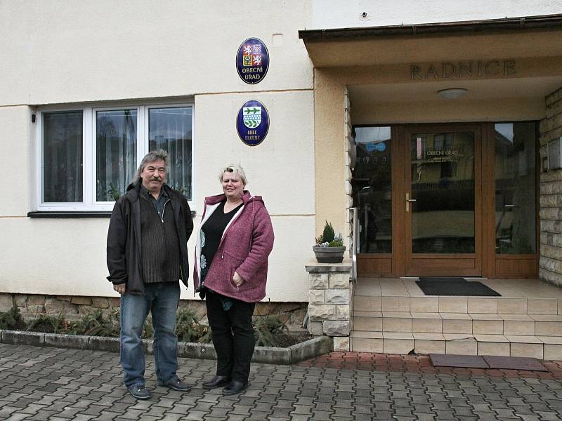 Starosta obce Broumy Petr Jirka se starostkou Karlovy Vsi Ivetou Kohoutovou.