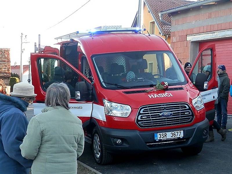 Hasiči ze Lhotky u Lochovic získali nové zásahové vozidlo