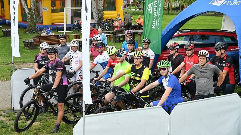 Cyklisté při víkendové akci pro celou rodinu Kolo pro život.