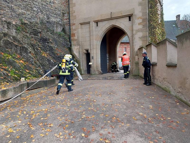 Z hasičského cvičení na hradě Karlštejn.