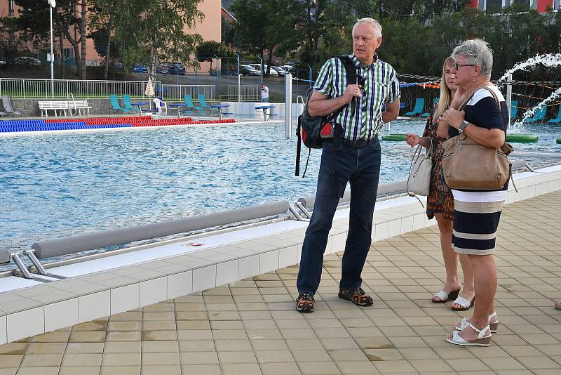 Ze slavnostního otevření berounského venkovního koupaliště na Velkém sídlišti.