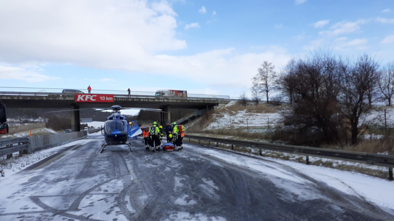 Dálnici D5 na 33. kilometru zablokovala ve čtvrtek 20. ledna hromadná nehoda. 