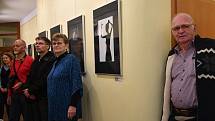 Z vernisáže výstavy fotografií členů místního fotoklubu na téma minimalismus v Galerii Holandský dům v Berouně.