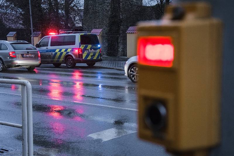 Dopravní nehoda v Plzeňské ulici v Berouně: autem sražený chlapec na přechodu pro chodce.