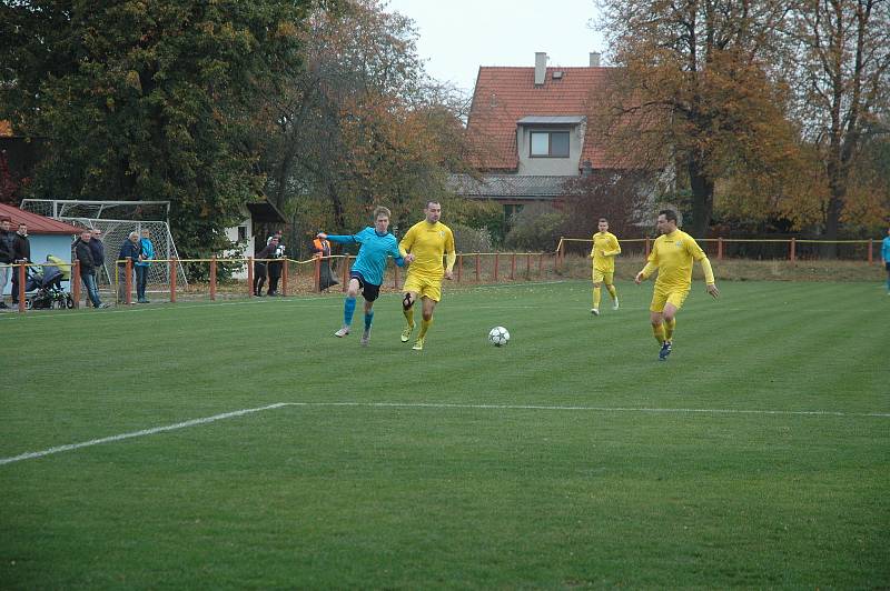 Loděničtí hráči (ve žlutém) vyhráli i přes dvojnásobné oslabení.