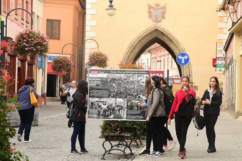 Ze slavnostního zahájení výstavy 'Vzpomínky na Sametovou revoluci' v Galerii Pěší zóna v Palackého ulici v Berouně.