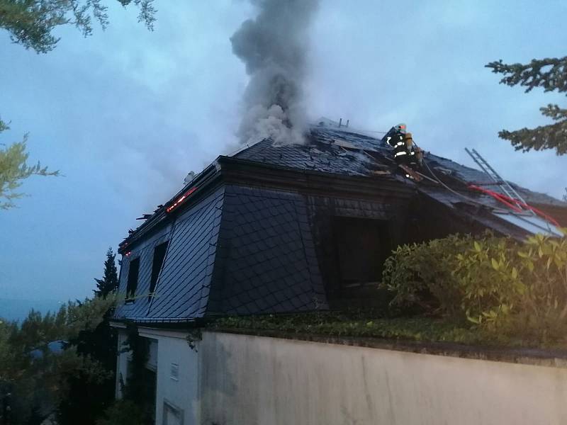 Požár vily rodiny uprchlého podnikatele Radovana Krejčíře v Černošicích.