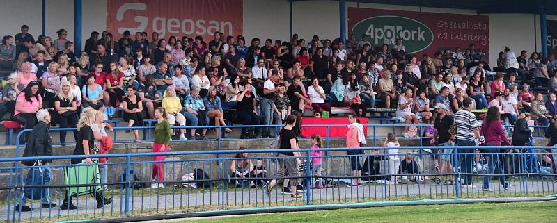 Promítání na fotbalovém stadionu králodvorských Cábelíků.