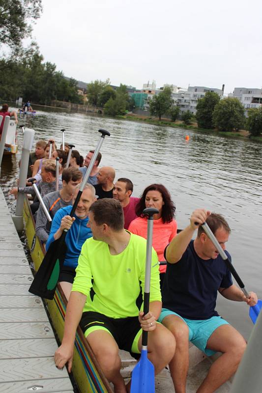 V berounském autokempu bylo o víkendu rušno. Konal se zde už 13. ročník závodů dračích lodí Berounský drak. Jeho součástí byl i Lunapark pro děti.