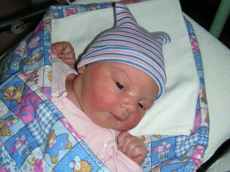 PĚKNOU váhou 4,01 kg a mírou 52 cm se mohla 23. července 2017  po narození pochlubit Karolína Sekerová z Kladna. Rodiče Milada Bláhová a Martin Sekera přivedli prvorozenou holčičku na svět společně. 