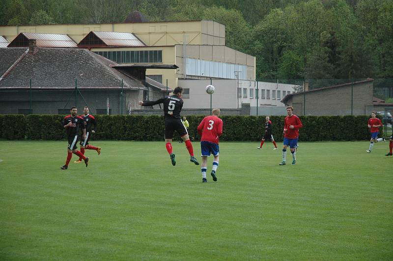 Fotbalová I. A třída: Komárov - Velká Dobrá 4:2 (2:1).