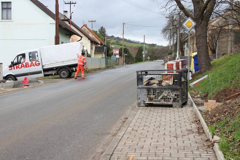 V Zahořanech už přibyly další metry chodníků kolem hlavního silničního tahu.