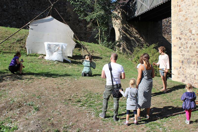 Točník o víkendu 15. a 16. září ovládli indiáni a otevřeli jeho brány dětem.