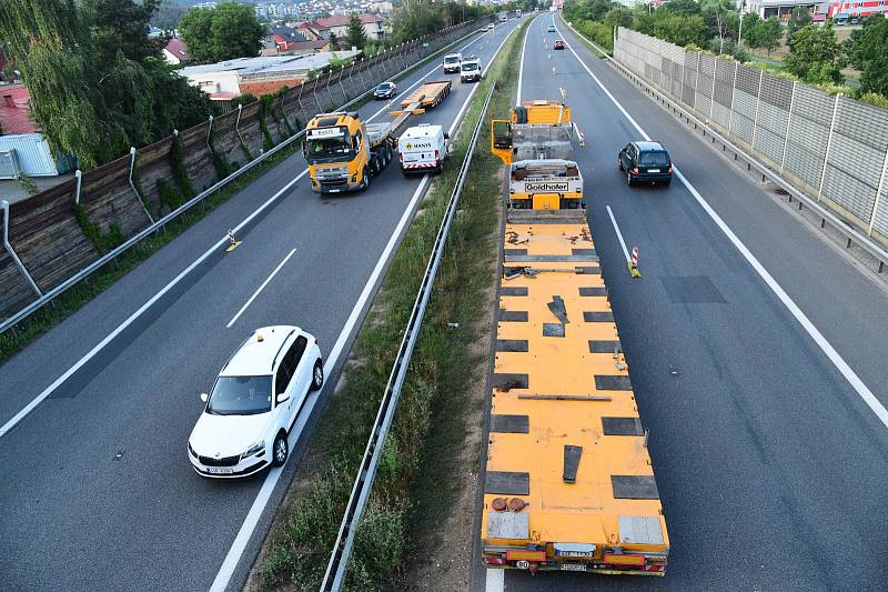 Lávka v Králově Dvoře přes D5 dočasně zmizela.