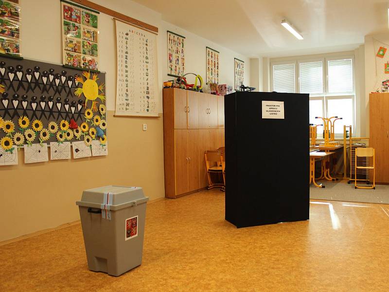 Rovná polovina volebních okrsků v Králově Dvoře byla na základní škole v Jungmannově ulici.