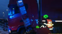 Z nehody v Chrášťanech, při které se rozjel kamion a přimáčkl muže ke konstrukci autobusové zastávky.
