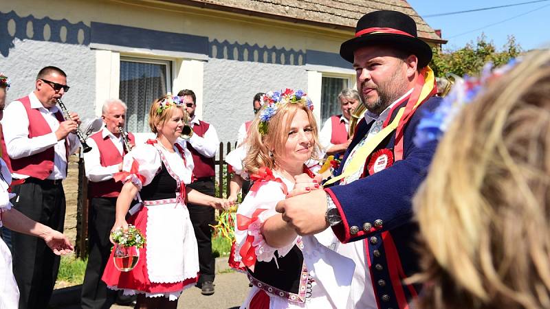 Staročeské suché máje v králodvorských Popovicích.