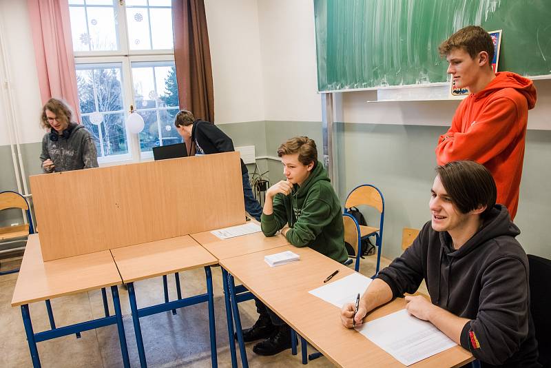 Petr Pavel vyhrál v druhém kole prezidentských voleb, které proběhly na hořovickém gymnáziu