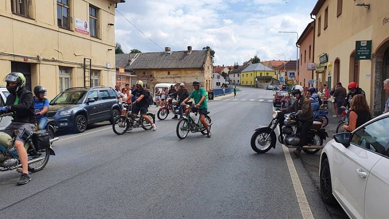 Desítky mopedistů i mopedistek se v sobotu před polednem sešly u obecního úřadu v Lochovicích.