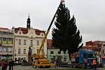 Instalace vánoční stromu na Husově náměstí v Berouně