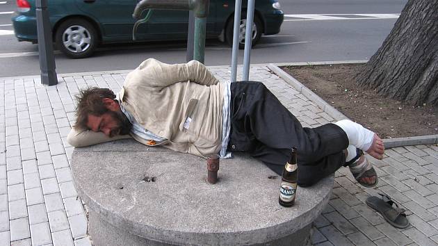 Opilí bezdomovci jsou na Náměstí Marie Poštové v Berouně na denním pořádku