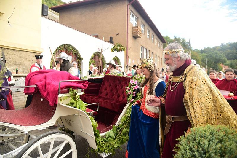 Z císařského průvodu v rámci Karlštejnského vinobraní.