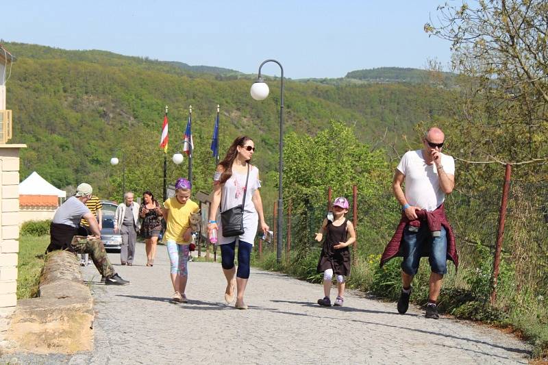 Na zámku v Nižboru zahájili novou sezonu oslavou keltského svátku Beltaine. Zajímavý program plný zábavy přilákal davy lidí.