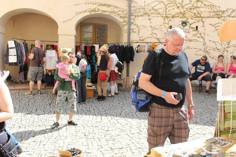 Na zámku v Nižboru zahájili novou sezonu oslavou keltského svátku Beltaine. Zajímavý program plný zábavy přilákal davy lidí.