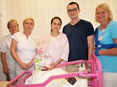 JUBILANTCE EMMIČCE a jejím rodičům, mamince, pětadvacetileté Kristýně Taclíkové a tatínkovi Jakubovi Taclíkovi z nedaleké Chyňavy, přišli popřát zástupci vedení hořovické nemocnice