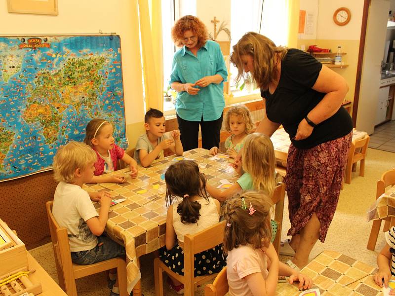 Katolická mateřská škola v Berouně: děti často něco vyrábí.