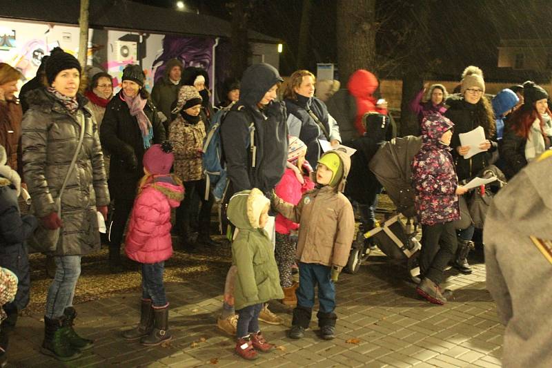 Česko zpívá koledy 2018. I přes vytrvalé sněžení si cestu k Domečku Hořovice našly desítky lidí.