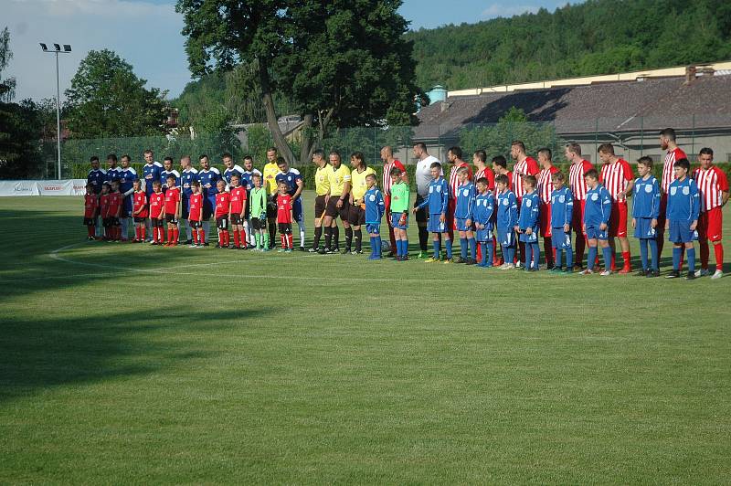 Přes 660 diváků sledovalo odvetný zápas finále poháru, ve kterém se radoval z poháru pro prvního Komárov (v modrém).