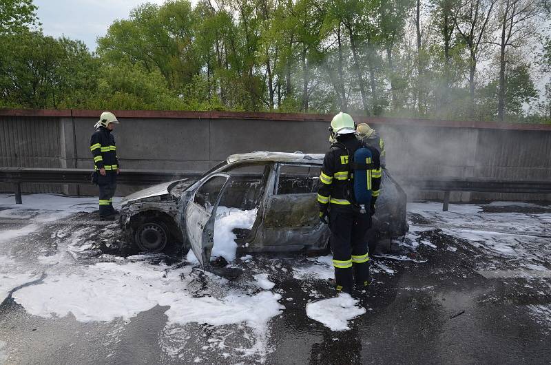 Požár osobního vozu na dálnici D5.