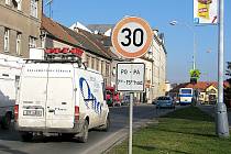 Plzeňská ulice v Berouně je frekventovaná, někteří řidiči si ji pletou se závodištěm