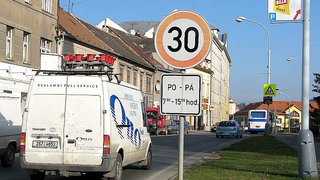 Plzeňská ulice v Berouně je frekventovaná, někteří řidiči si ji pletou se závodištěm