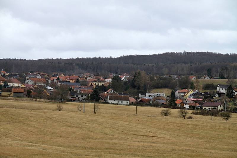 Obec Broumy a okolní Chráněná krajinná oblast Křivoklátsko.