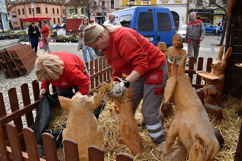 Husovo náměstí od pátku zdobí velikonoční dekorace a nechybí ani velikonoční betlém.