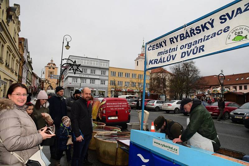 Z vánočního prodeje ryb na Husově náměstí v Berouně.