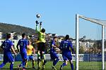 Fotbalisté Králova Dvora (v modrém) vyhráli středočeské derby.