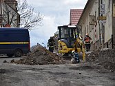 Evakuaci 21 lidí si ve čtvrtek odpoledne vynutil únik zemního plynu v centru obce Ořech na Praze-západ.