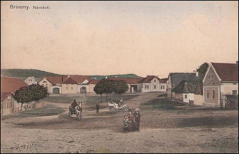 Kresba broumského náměstí z pohlednice pochází z roku 1915.